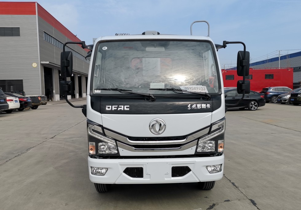 齊東方牌CLD5070ZYSEQ6型壓縮式垃圾車(chē)