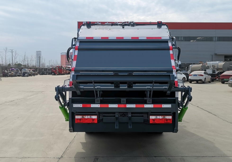 齊東方牌CLD5070ZYSEQ6型壓縮式垃圾車(chē)